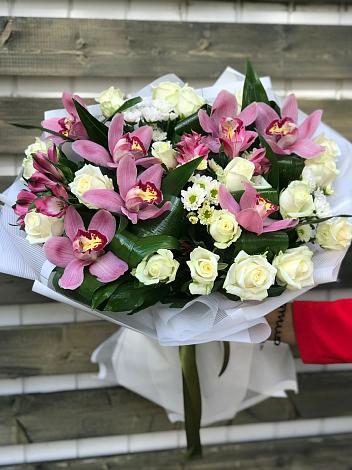 Букет цветов из: Розы и Хризантемы в Паниках