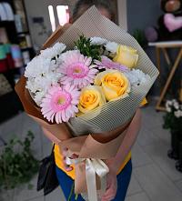 Букет цветов из:  Герберы, Розы и Хризантемы в Паниках
